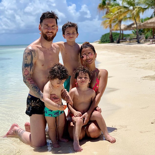 Roccuzzo posted a picture on Instagram with sonsThiago, Ciro and Mateo
