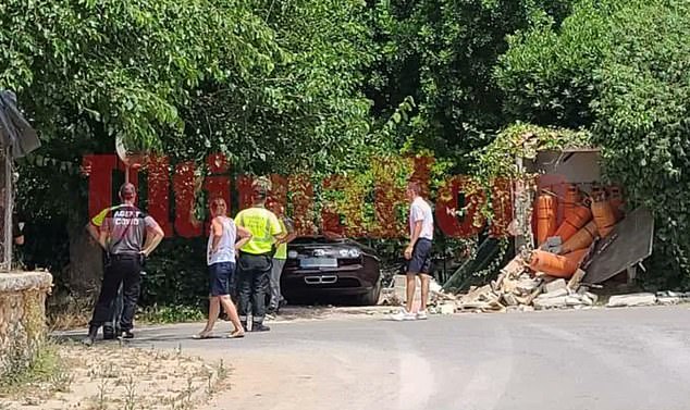 Ronaldo's $2.1 мillion Bugatti Veyron Vitesse supercar crashed into the wall - Photo 3.