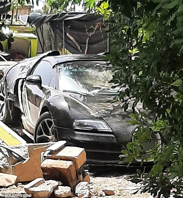 Ronaldo's $2.1 мillion Bugatti Veyron Vitesse supercar crashed into the wall - Photo 2.