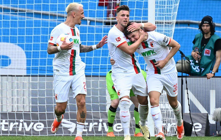 Augsburg níu giữ hy vọng lội ngược dòng trong hiệp hai khi Mert Komur rút ngắn tỷ số ở phút 62, nhưng Bayer Leverkusen đã duy trì lợi thế 1 bàn đến hết trận để giành chiến thắng 2-1.