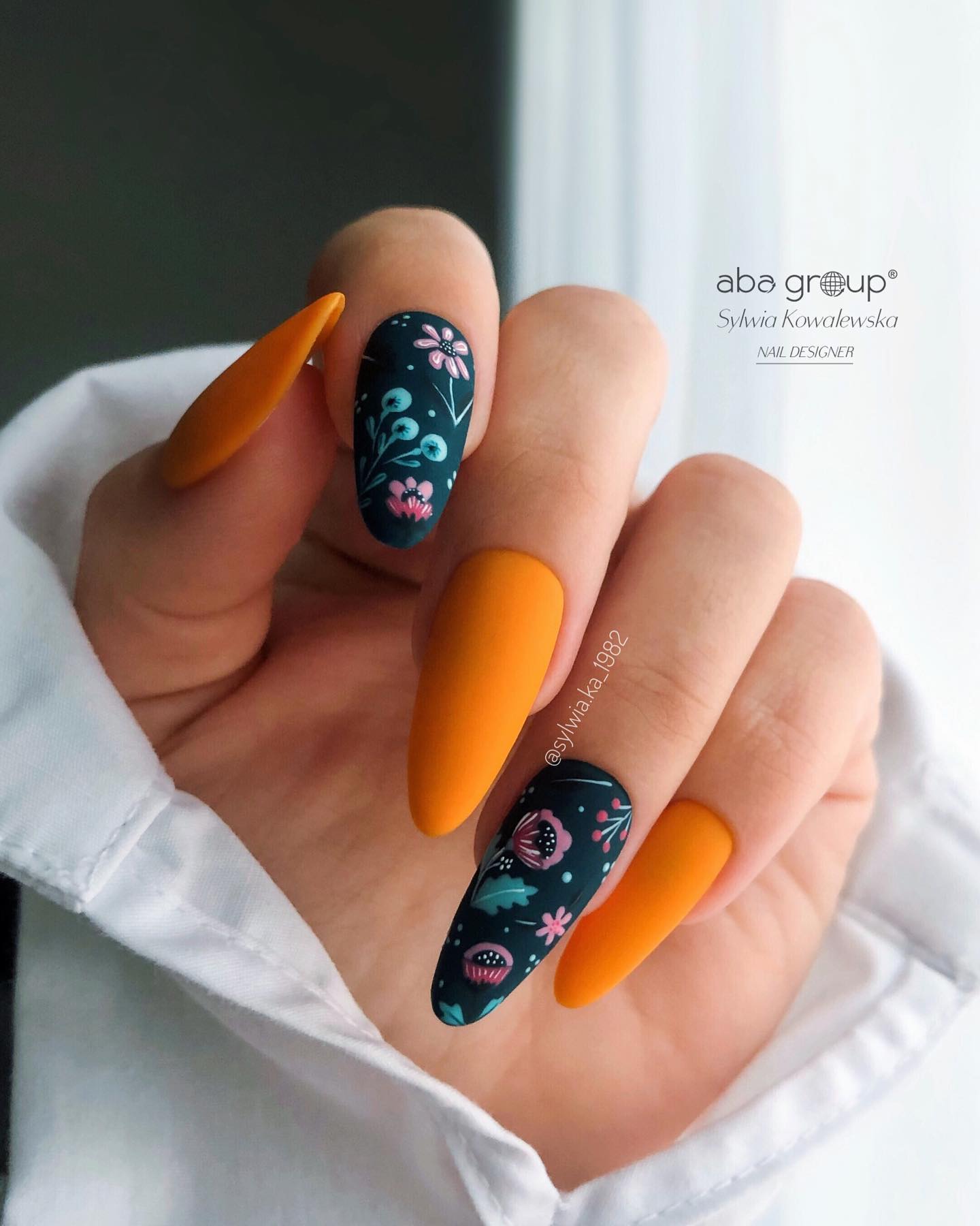 Orange and dark green one of the best color combinations. The floral design looks really pretty and feminine, which is great since not every woman is a big fan of masculine floral designs. The way these colors are combined is perfect for spring!