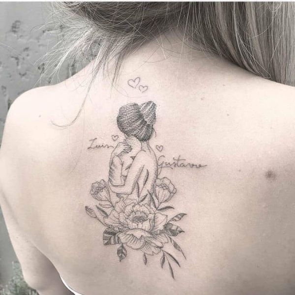 Tattoo đẹp cho nữ ở lưng cô gái buồn