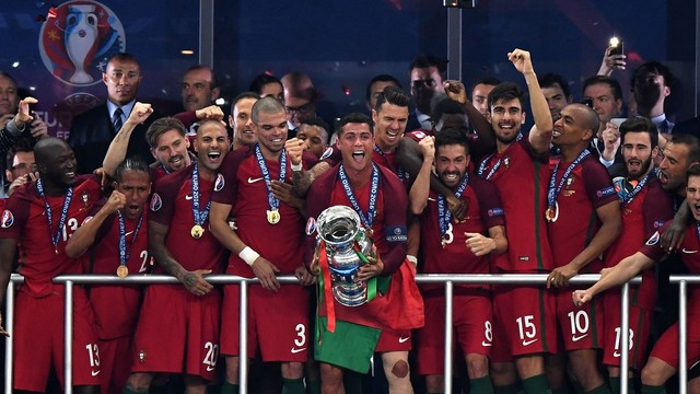 Khoảnh khắc Euro: Ronaldo sáng giật micro ném xuống hồ, tối lập luôn cú đúp giải cứu tuyển BĐN - Ảnh 2.