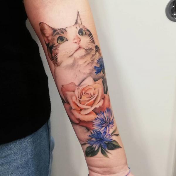 Cat with Cornflower and rose tattoo